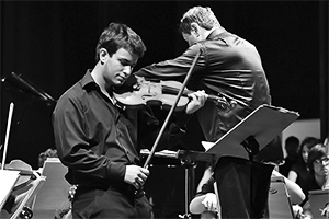USP-Filarmônica com o aluno solista Ivan Rodrigues - Teatro Municipal de São Carlos (Foto: Tiago Araujo)