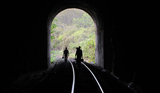 Atravessando tnel ferrovirio, Mau da Serra -PR (setembro/2007)