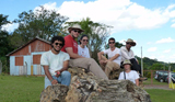 Equipe do Laboratrio de Paleontologia (da esquerda para direita: Gabriel, Jlio, Bete, Bruno, Annie e Max) no 'Jardim Paleobotnico de Mata (abril/2011)'